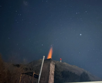 窯の火と夜空